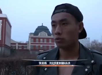 不外，这些都只是餐前小菜，因为改编小说的篇幅较短，顶多够撑45分钟的剧情，所以导演在原本的北上寻欢的根本上，增添了男主角中学纯情性空想、野地掉贞、英国留学艳遇、回港夜蒲的部门，均有对应的女主角和豪情戏，足以让人在IMAX片子巨幕前酡颜心跳。